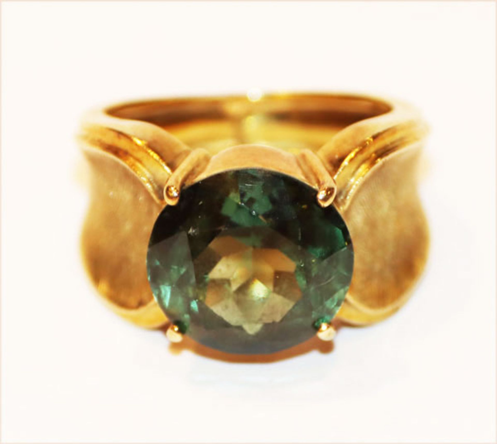 14 k Gelbgold Ring mit grünem Schmuckstein, Ringschiene mattiert, 8,46 gr., Gr. 50