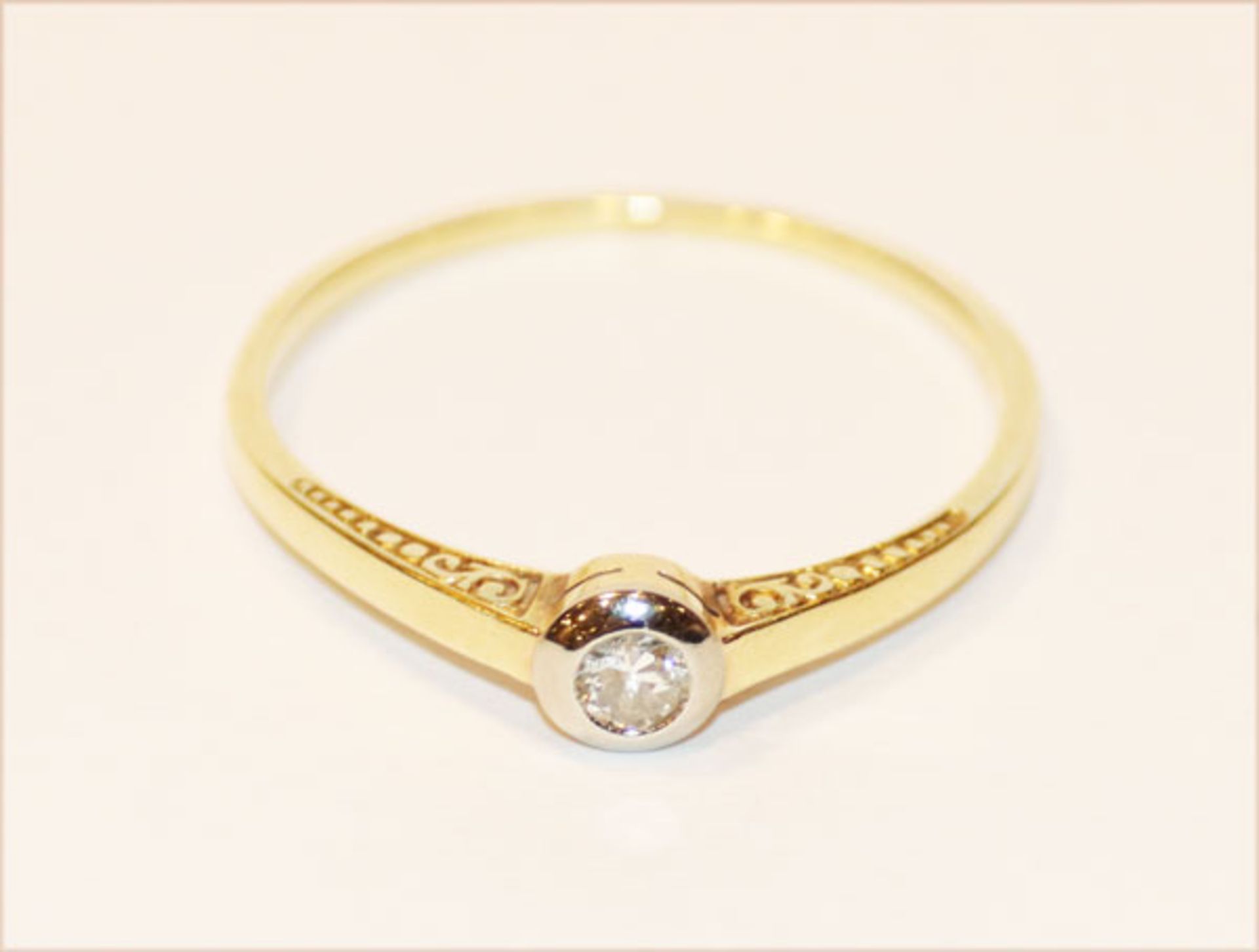 14 k Gelbgold Ring mit in Weißgold gefaßten Diamant, 1,6 gr., Gr. 59