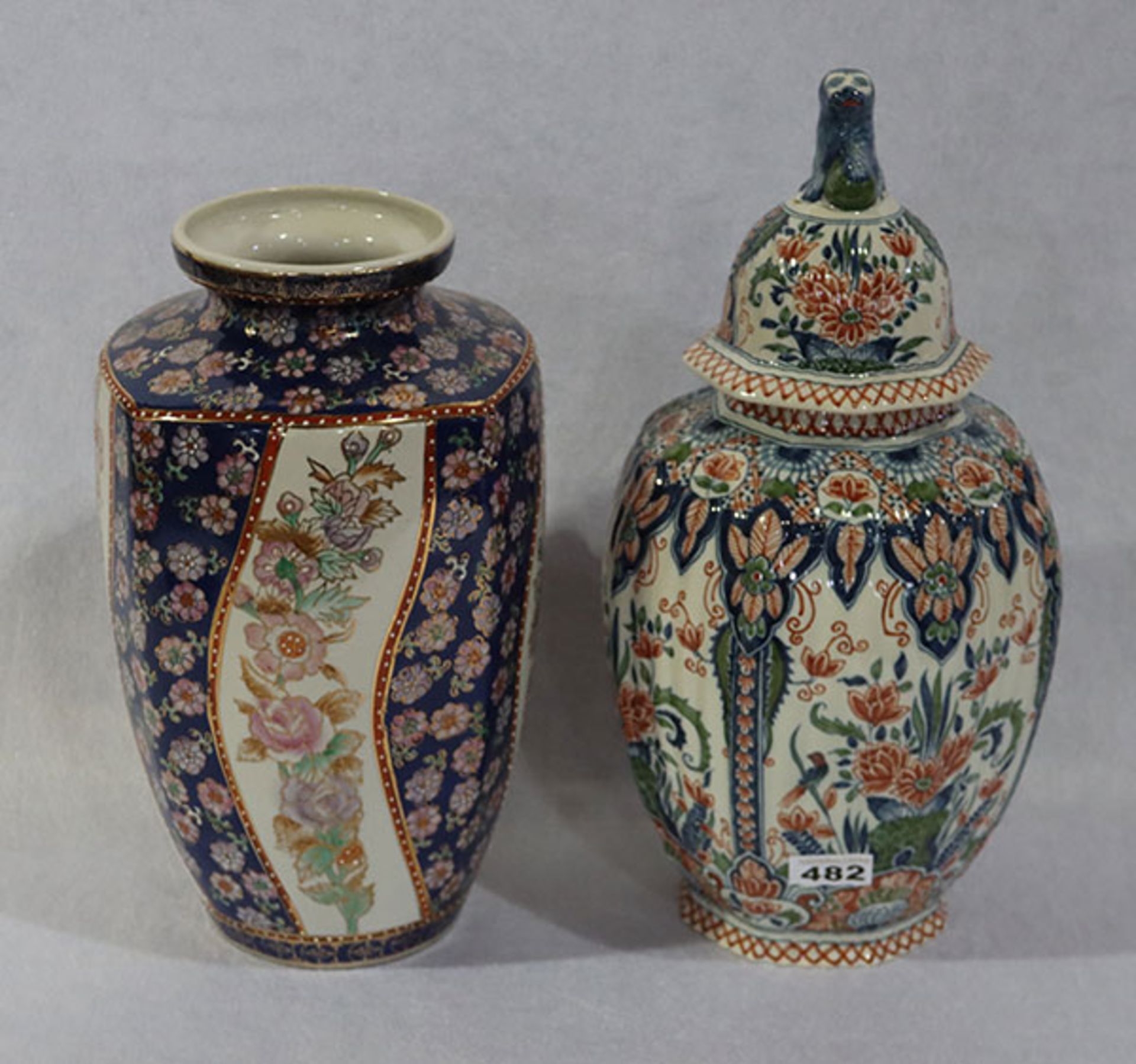 Asiatische Deckelvase und Blumenvase, beides mit Floraldekor, H 43/35 cm, Gebrauchsspuren