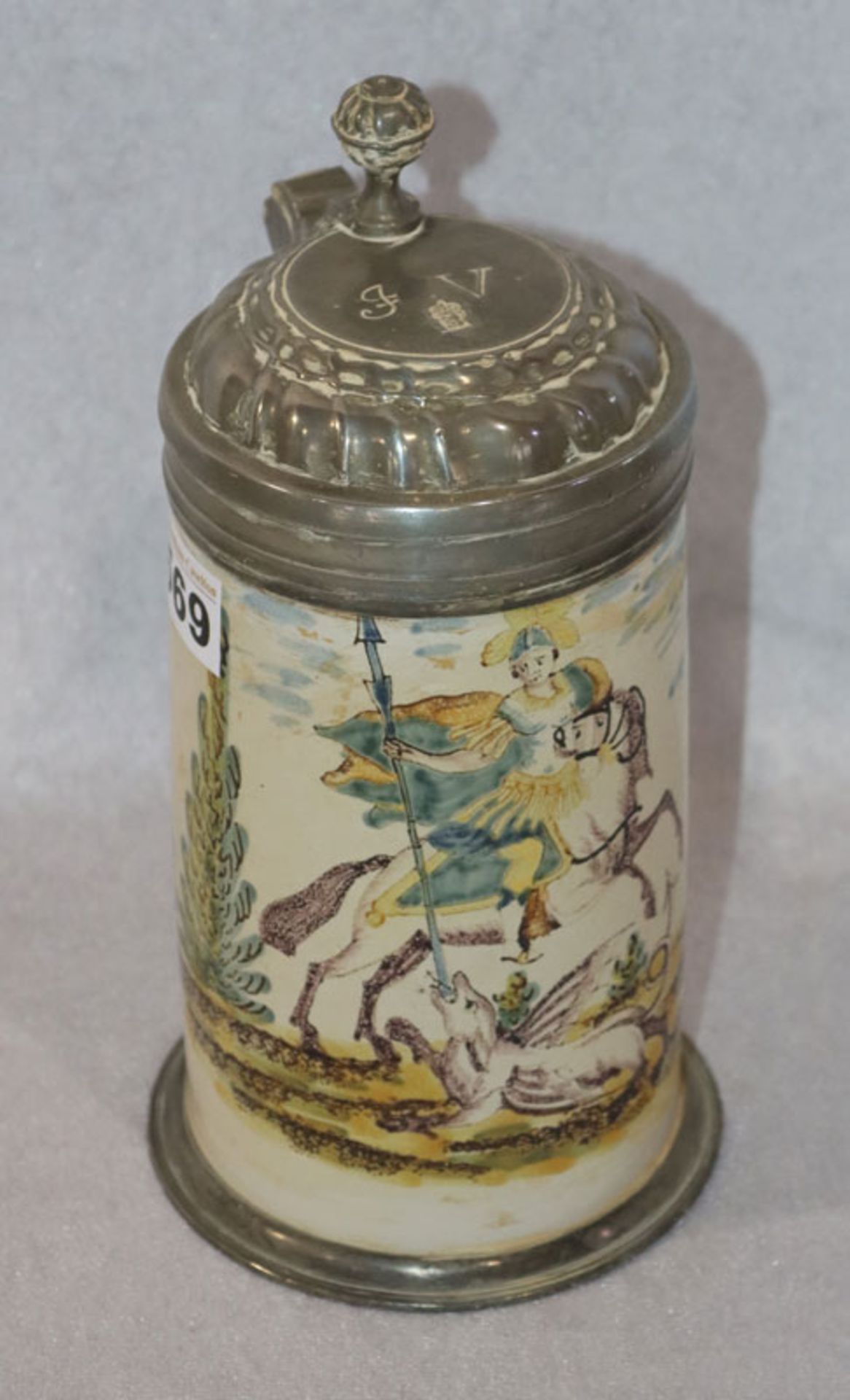 Fayence Bierkrug mit Zinn-Montierung und Deckel, Heiliger Georg mit Drachen, um 1800, beschädigt und