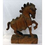 Holz Tierskulptur 'Pferd', dunkel gebeizt, auf Sockel, Trocknungsrisse, H 65 cm, T 55 cm,