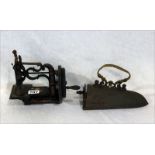 Kleine Eisen Nähmaschine mit Kurbel und Golddekor, H 19 cm, und antikes Bügeleisen, H 15 cm, Alters-