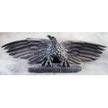 Große Holzskulptur 'Adler', geschnitzt und gebeizt, teils verwittert, B 200 cm, H 58 cm