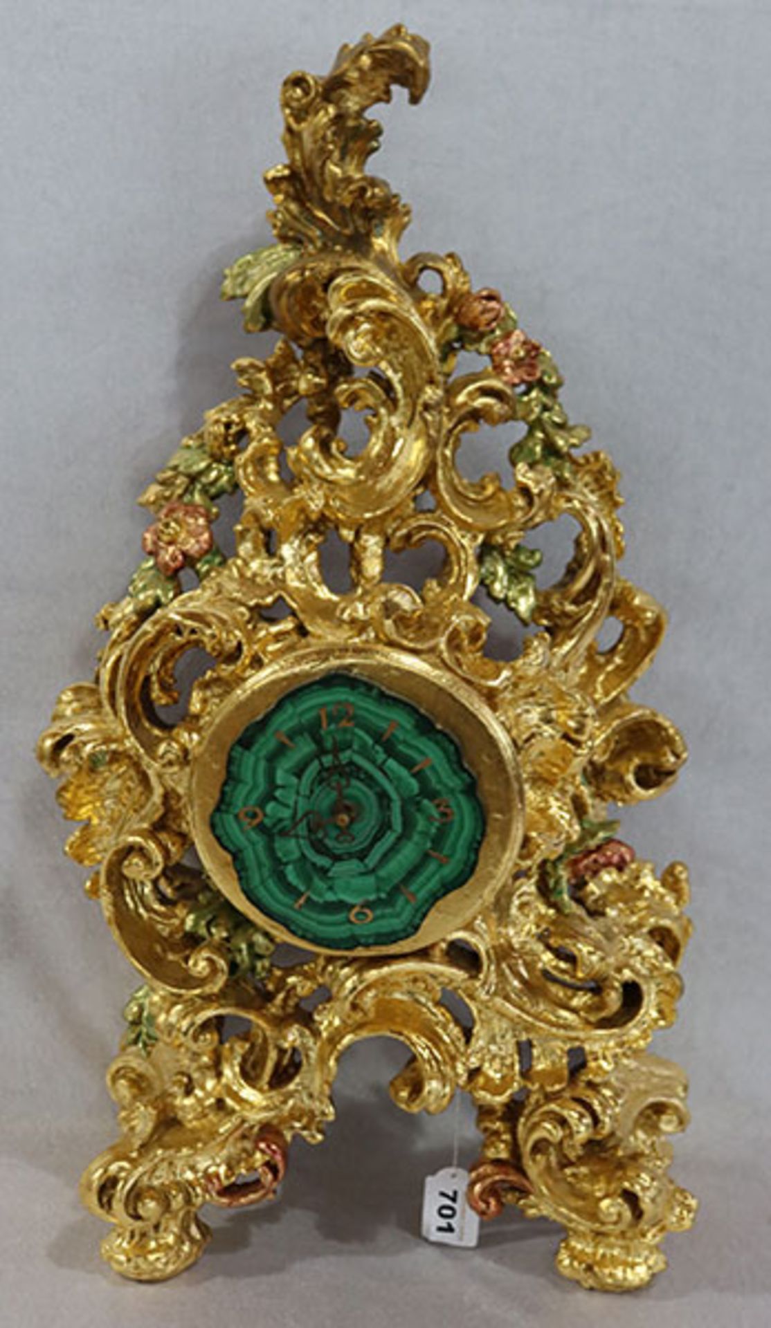 Ausgefallene Kaminuhr, gold bemalt, Zifferblatt aus Malachit, teils Goldablösungen, H 68 cm, B 33