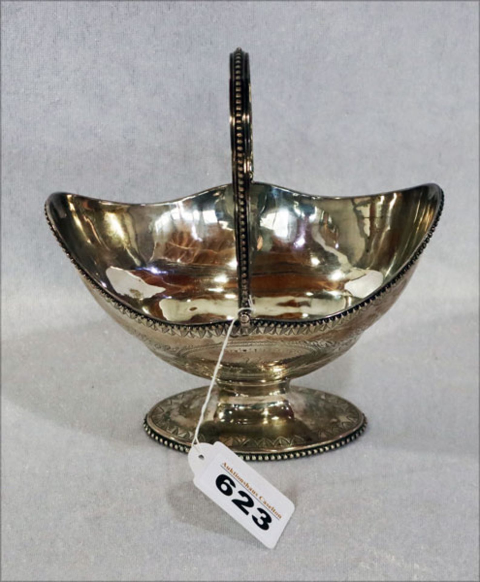 Englisches Henkelkörbchen mit Perlrand und graviertem Dekor, 925 Silber, London 1785, 235 gr., H