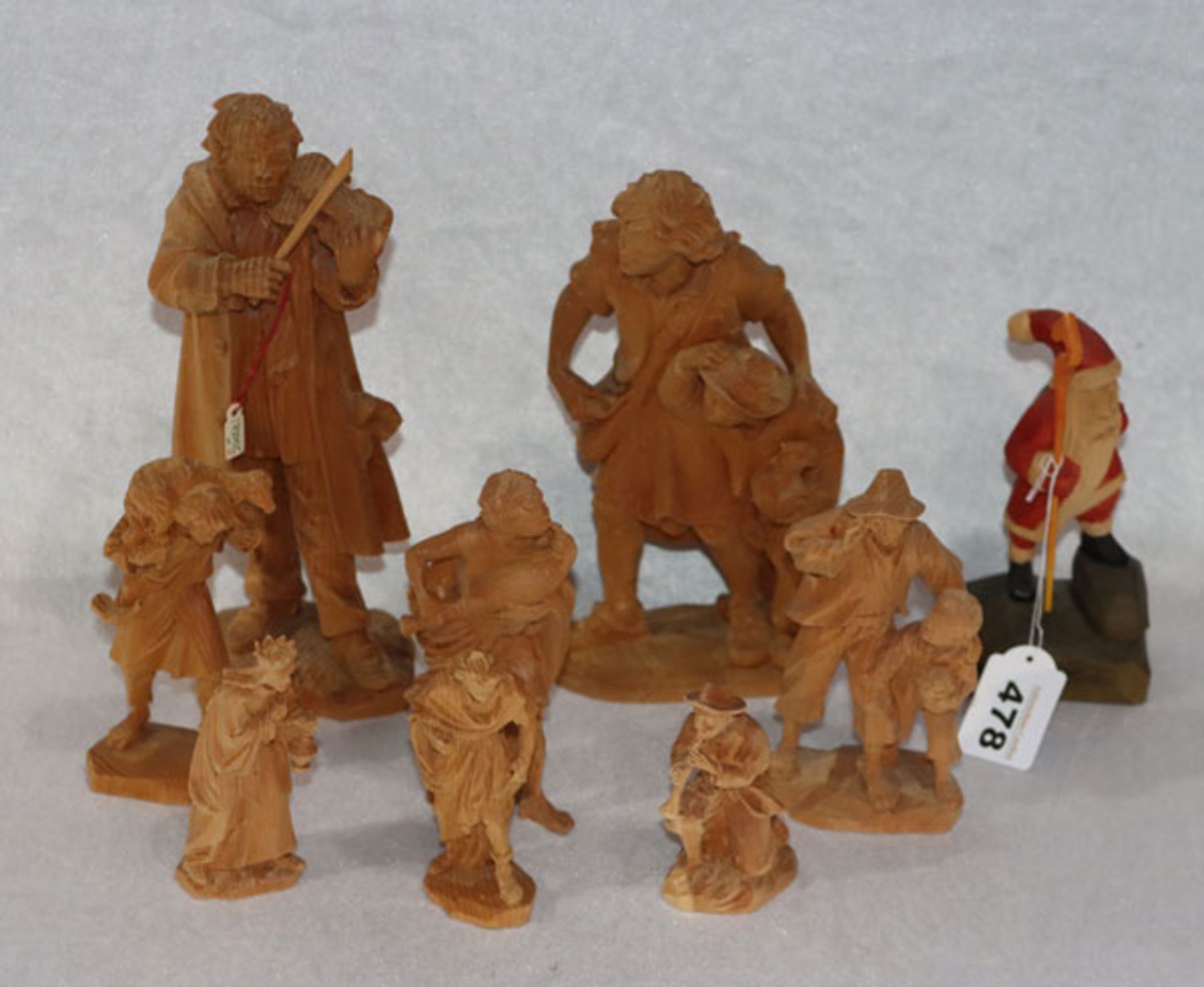 Konvolut von 8 diversen Ziebelholzfiguren, H 9/25 cm, und Holzfigur 'Nikolaus', gefaßt
