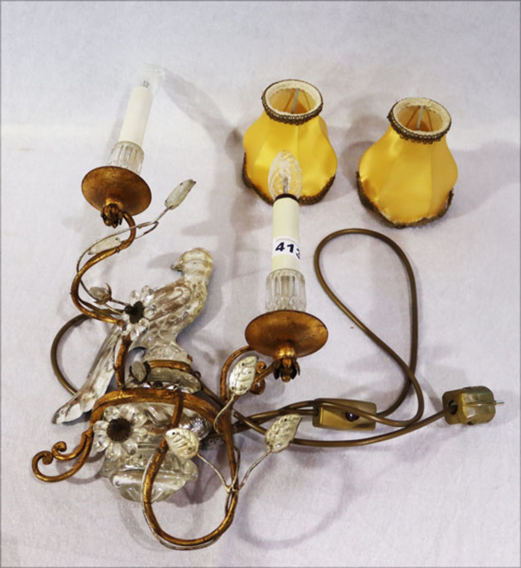 Wandlampe, Glas/Metall mit Vogel- und Floraldekor, 2-armig mit Schirmchen, H 58 cm, B 25 cm,