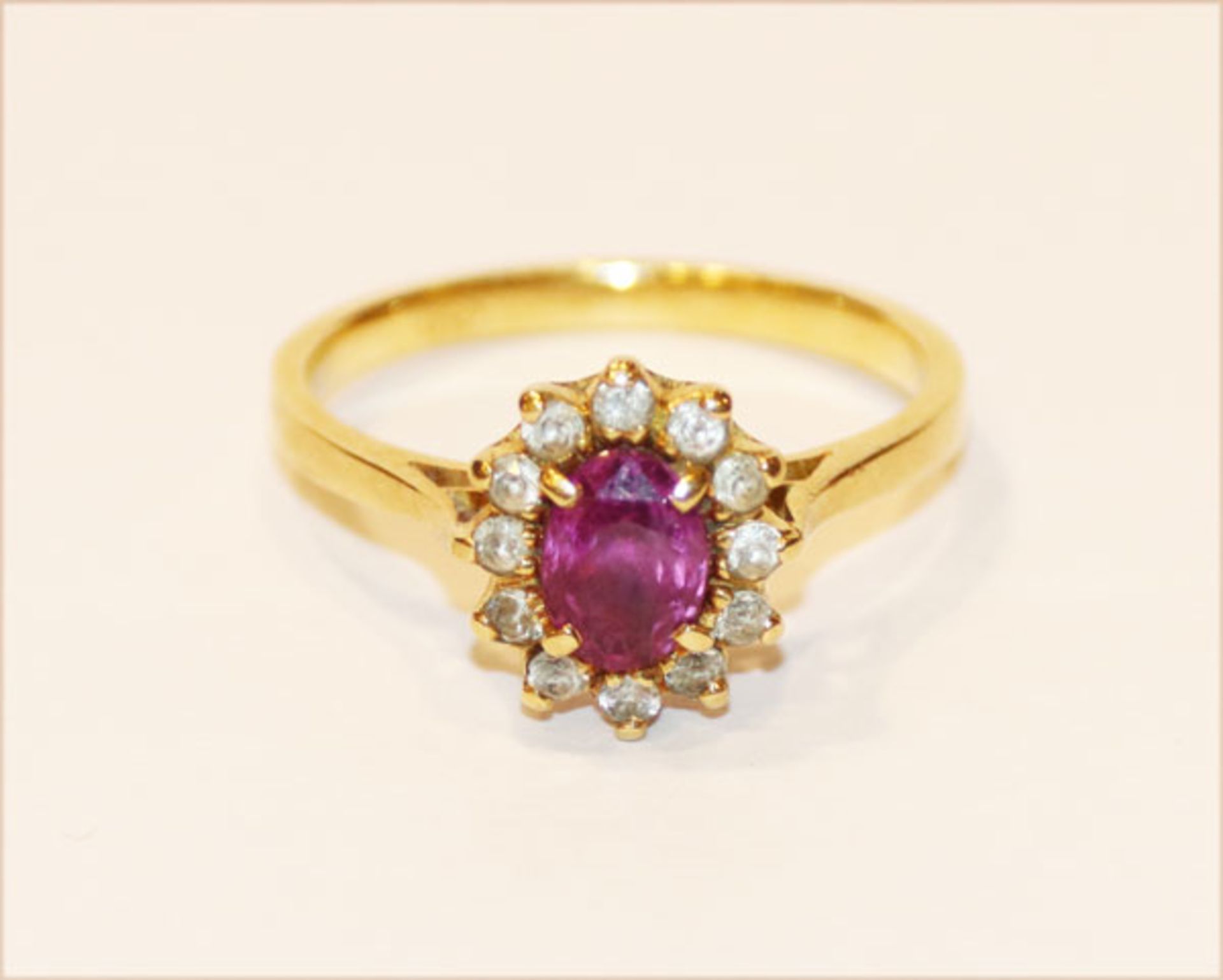 14 k Gelbgold Ring mit Rubin und Diamantkranz, 3 gr., Gr. 53