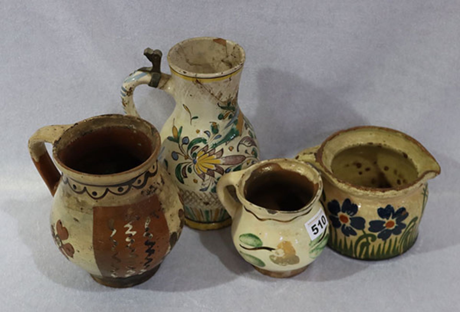 Konvolut von 4 Keramik Henkelkrügen mit Floraldekor, 18./19. Jahrhundert, beschädigt und geklebt,
