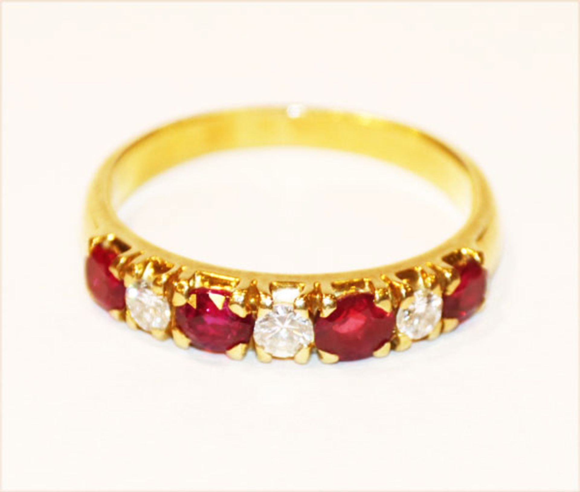 18 k Gelbgold Ring mit 3 Diamanten und 4 Rubinen, 3,8 gr., Gr. 55