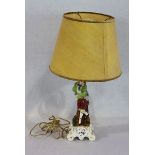 Tischlampe mit figürlichem Porzellan-Lampenfuß, bemalt, um 1900, beiger Lampenschirm, berieben,