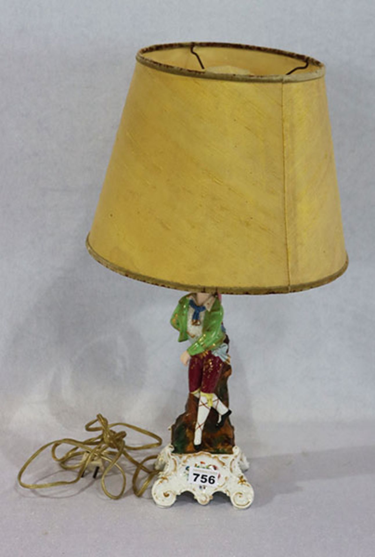 Tischlampe mit figürlichem Porzellan-Lampenfuß, bemalt, um 1900, beiger Lampenschirm, berieben,