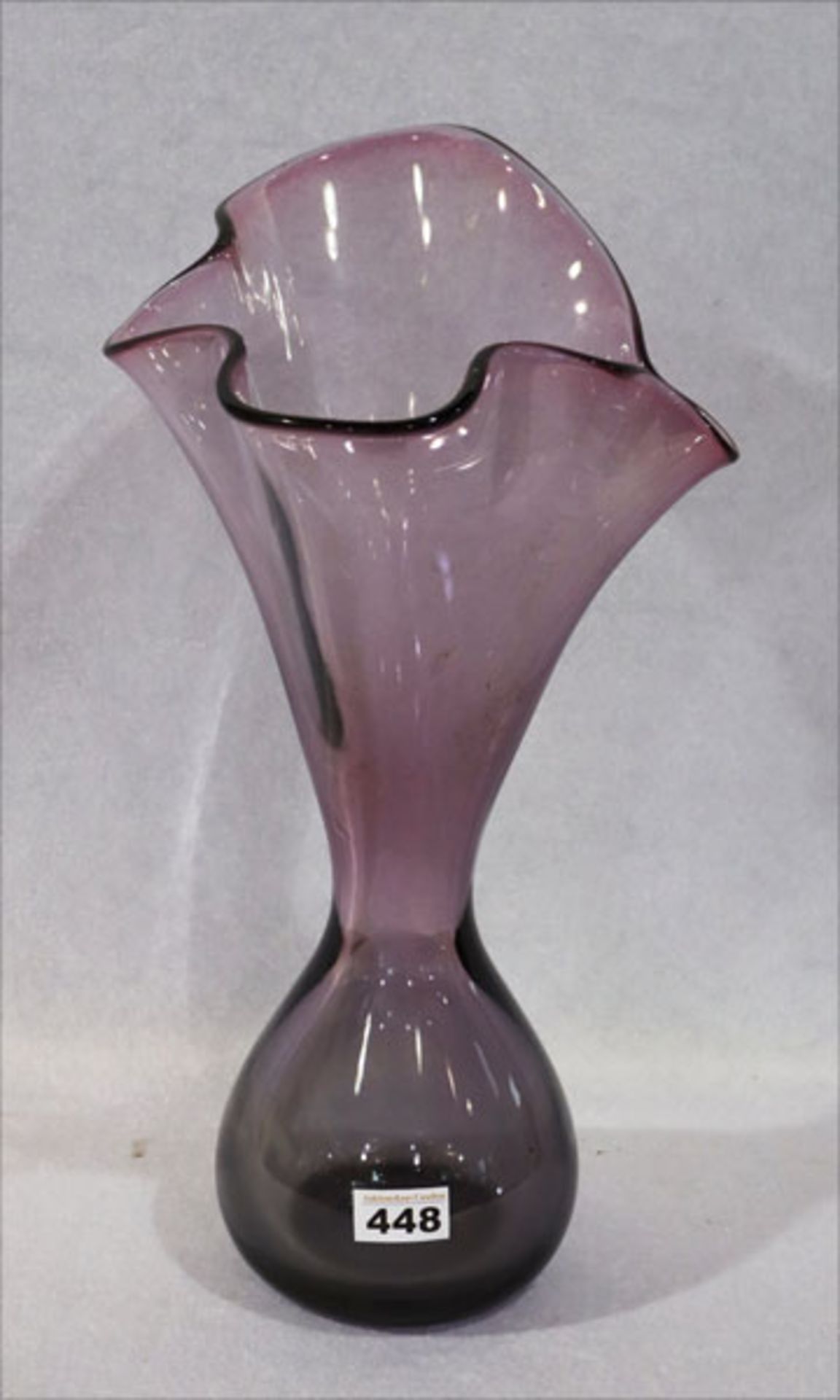 Schwere lila Glasvase in geschwungener Form, H 45,5 cm, D ca. 26 cm, Gebrauchsspuren