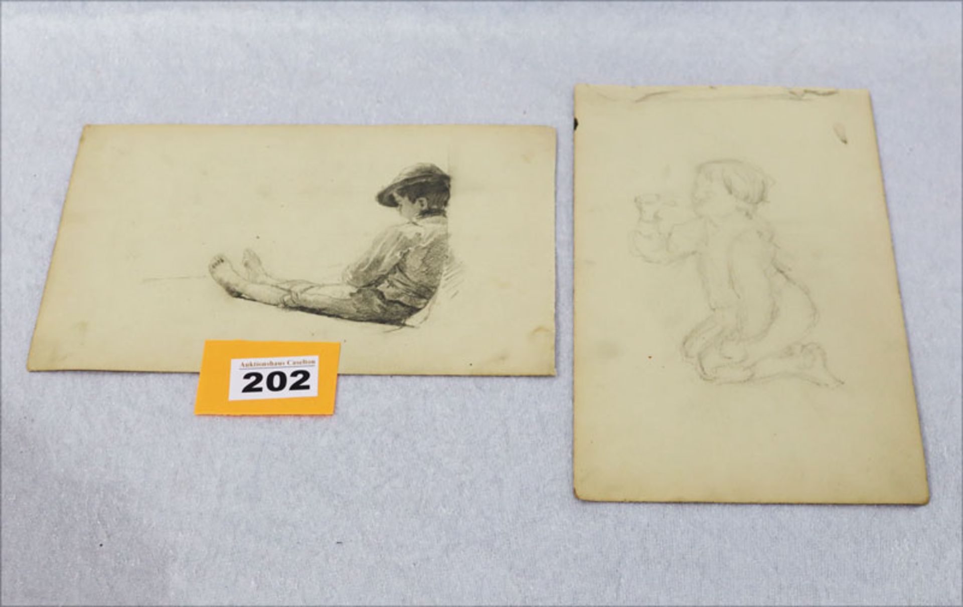 2 Bleistiftskizzen 'Knieendes Kind' und 'Sitzender Junge', rückseitig mit Nachlaßstempel Emil Rau,