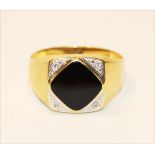 18 k Gelbgold Herrenring mit Onyx und ind Weißgold gefaßte Diamanten, 3,6 gr., Gr. 68