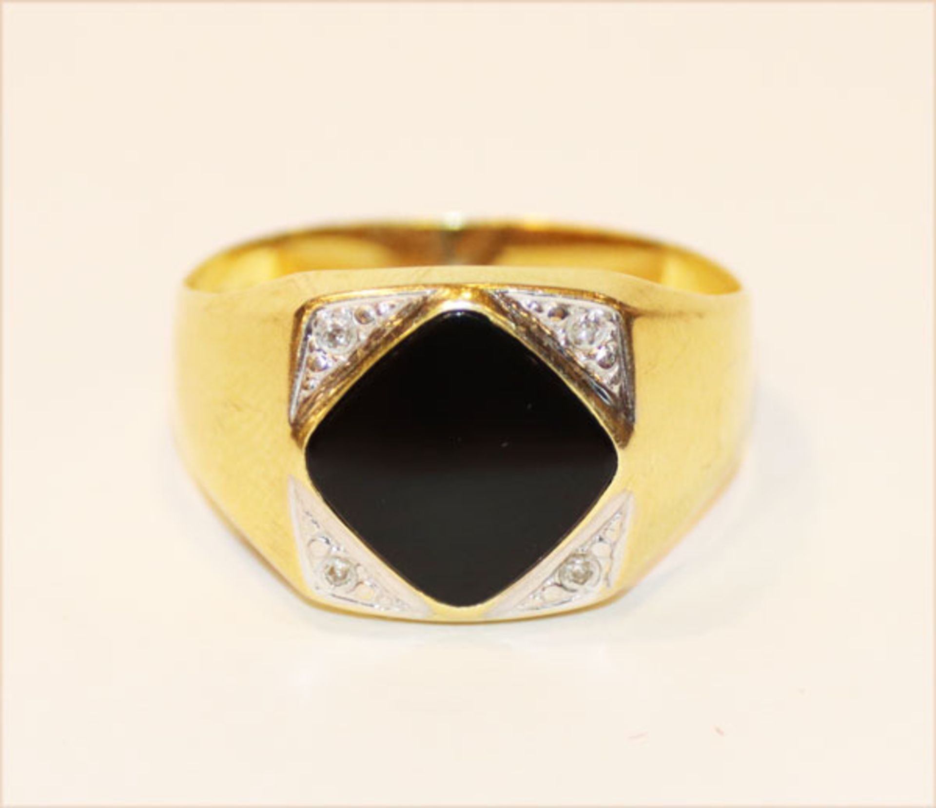 18 k Gelbgold Herrenring mit Onyx und ind Weißgold gefaßte Diamanten, 3,6 gr., Gr. 68