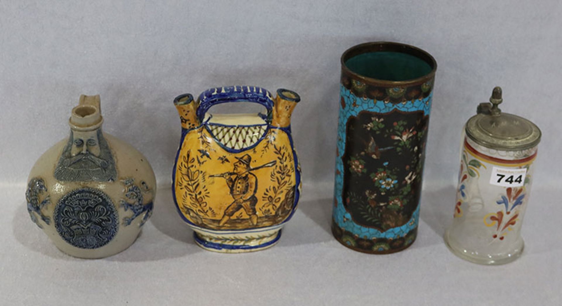 Konvolut: Glas Bierkrug mit Blumendekor und Zinndeckel, Cloisonné Vase mit Blumendendekor, H 21,5