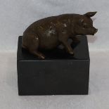 Bronze Skulptur 'Schwein', auf schwarzem Marmorsockel, signiert Milo ?, Gußmarke, H 15,5 cm