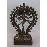 Bronze Gottheit 'Tanzende Shiva', auf Holzsockel, H 62 cm, B 41 cm