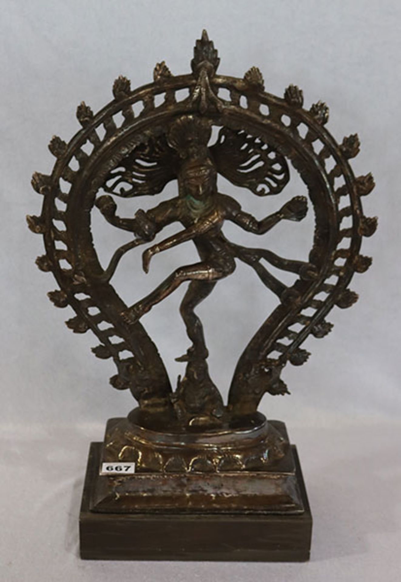 Bronze Gottheit 'Tanzende Shiva', auf Holzsockel, H 62 cm, B 41 cm