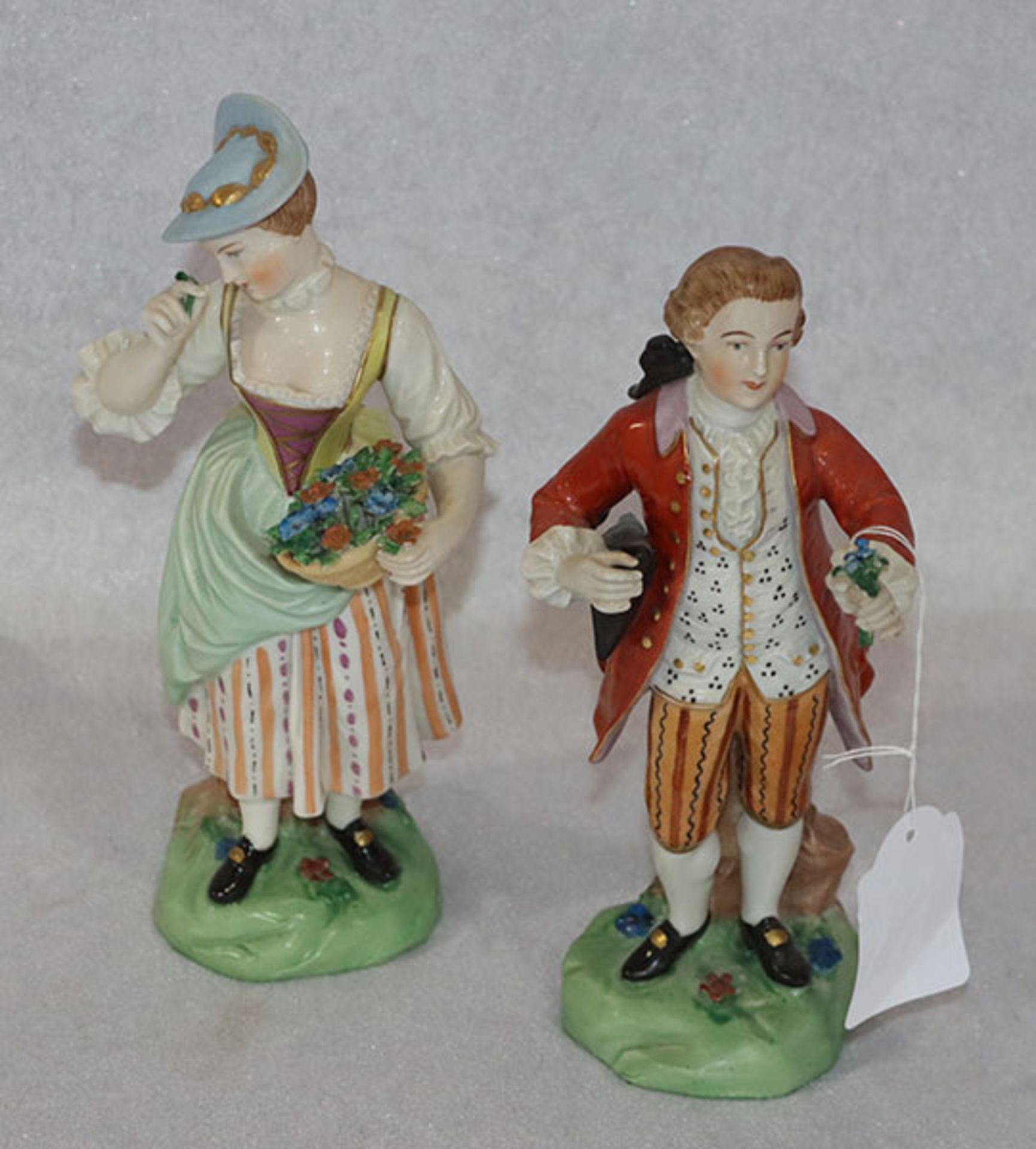 2 Dresdner Porzellan Figuren 'Paar mit Blumen', farbig bemalt, H 20 cm, leicht bestossen