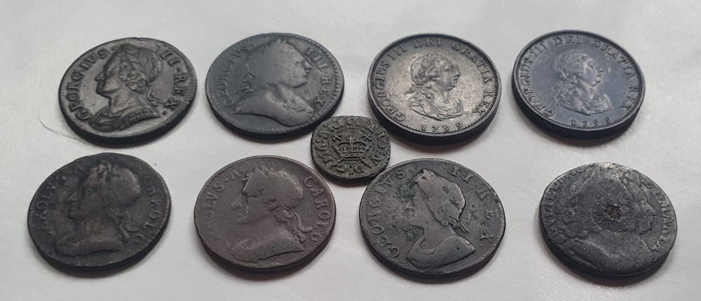 A collection of better quality 17th, 18th & 19thC farthings, including a tin of William & Mary - Image 6 of 6