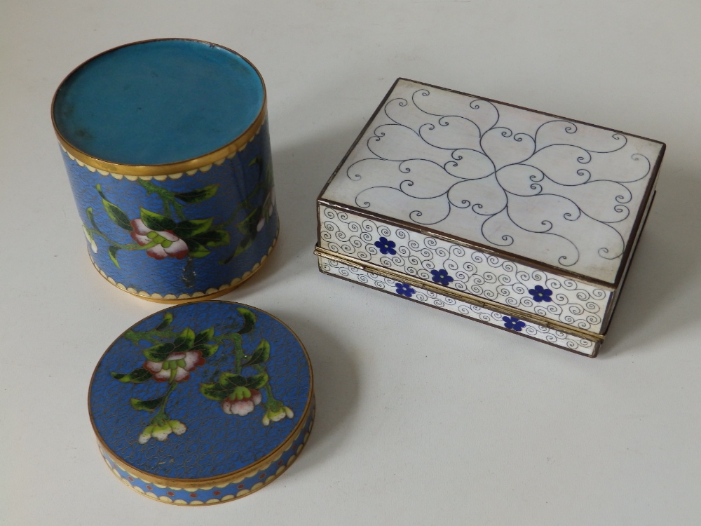 An Oriental cloisonne cigarette box with silver-plated mounts, 4.5" across and a blue ground - Image 3 of 3