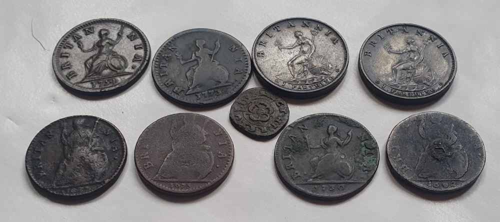 A collection of better quality 17th, 18th & 19thC farthings, including a tin of William & Mary - Image 3 of 6