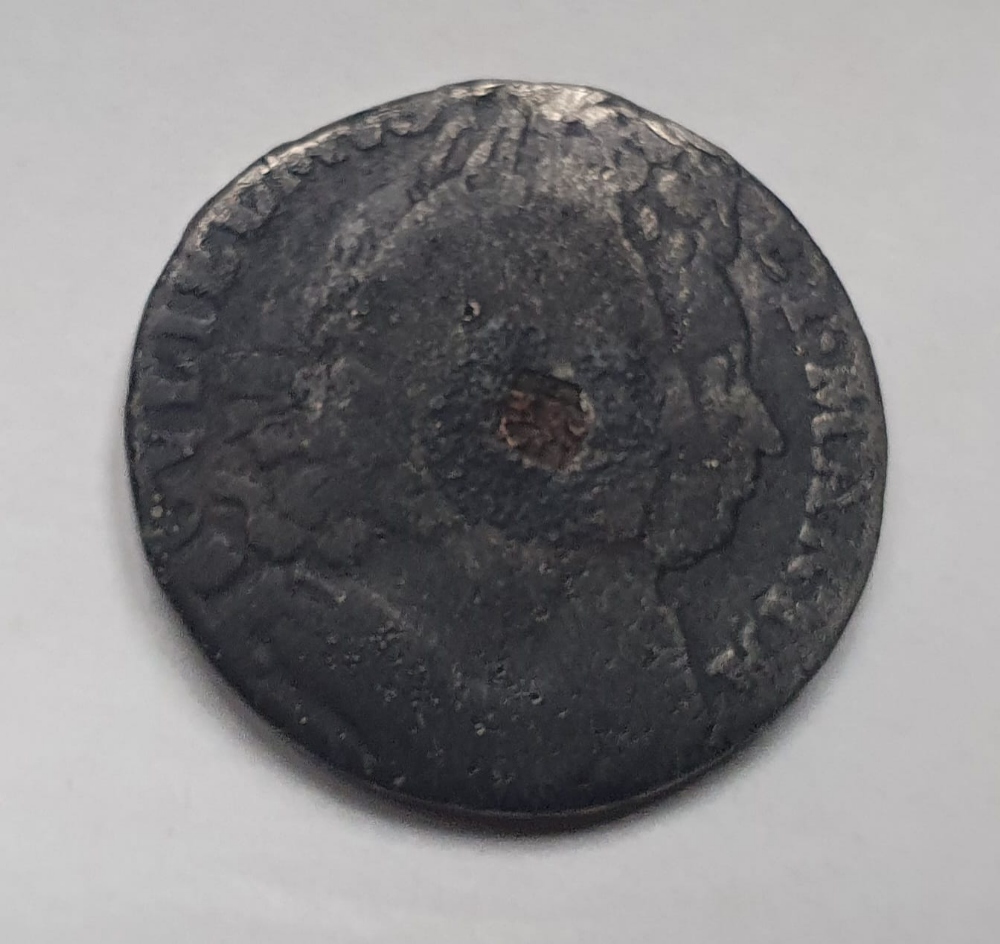A collection of better quality 17th, 18th & 19thC farthings, including a tin of William & Mary - Image 4 of 6
