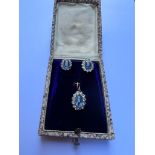 An early 20thC three piece set comprising certified natural Sri-Lankan sapphire oval cluster pendant