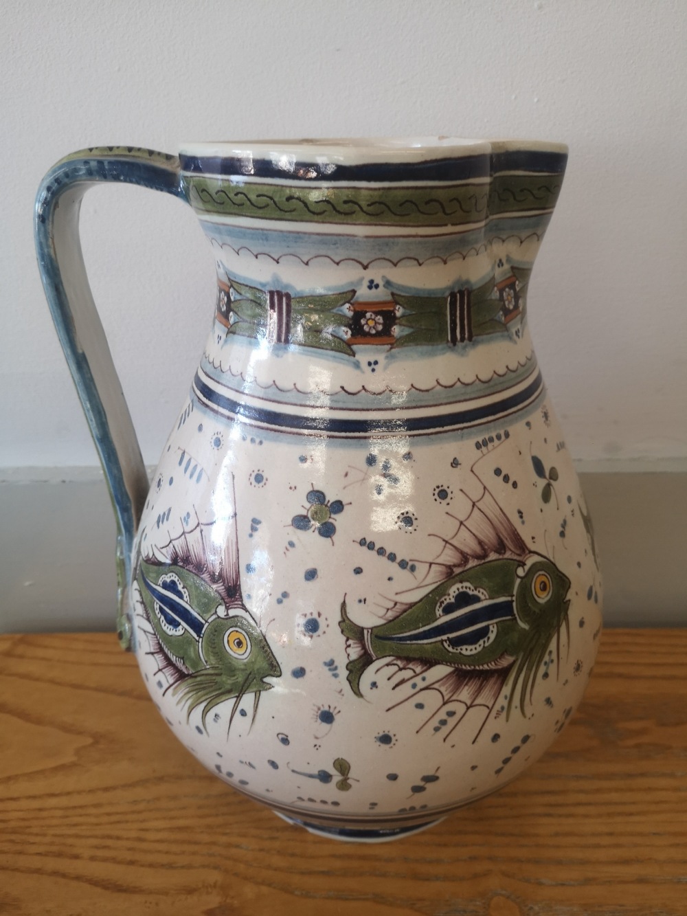 A Cantagalli maiolica jug decorated with fish in green and blue with small flowerheads, blue - Image 3 of 5