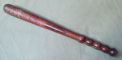 A Victorian police truncheon painted with a crowned VR8, 16,3".