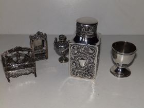 A small embossed square silver tea caddy - Goldsmiths & Silversmiths, London 1900, 4" high, two