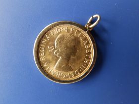 A QEII gold sovereign in pendant mount, 1965.