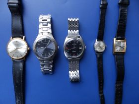 A gent's stainless steel Bulova bracelet wrist watch and four other watches. (5)