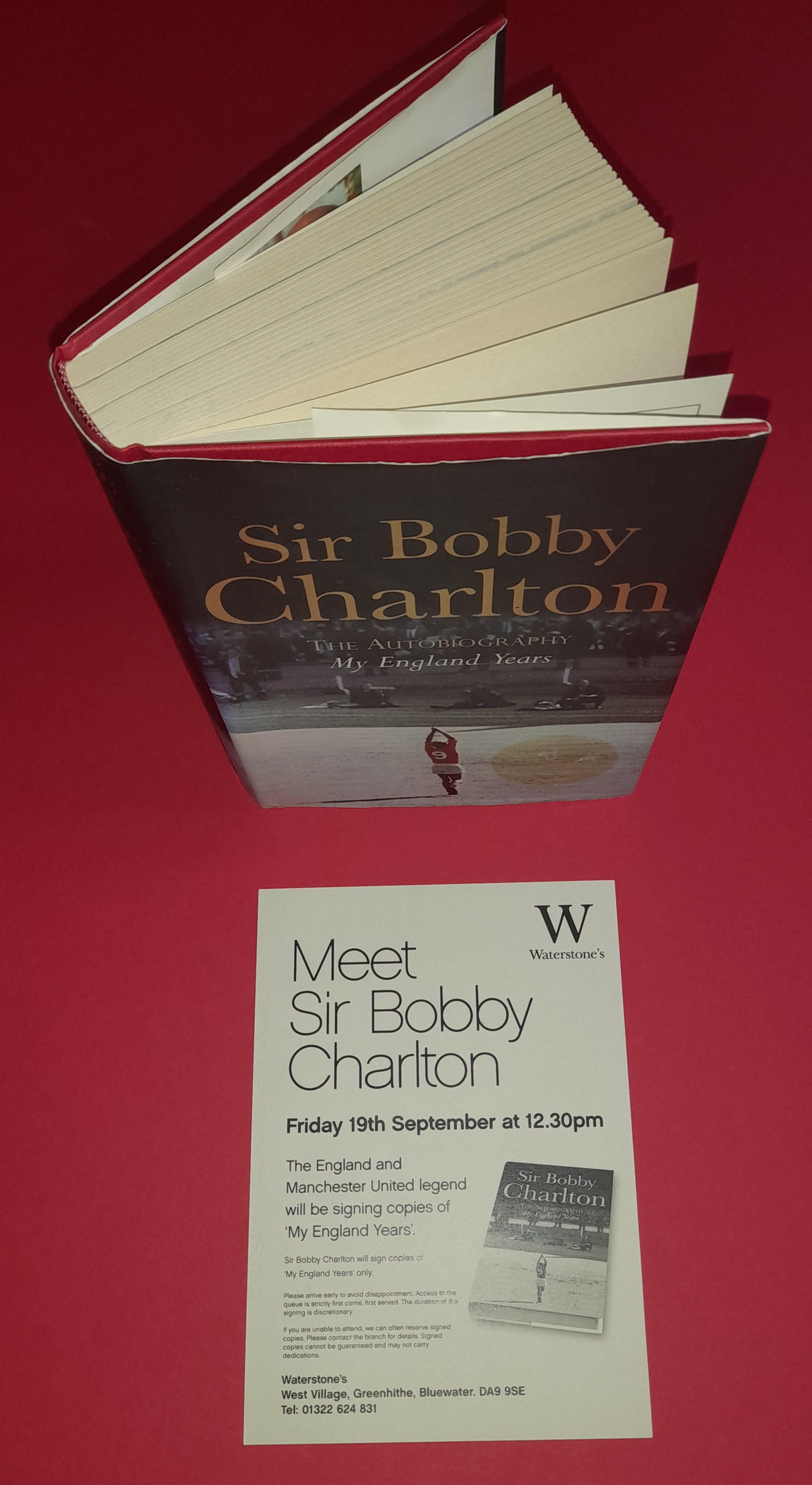 MANCHESTER UNITED & ENGLAND BOBBY CHARLTON AUTOGRAPHED BOOK