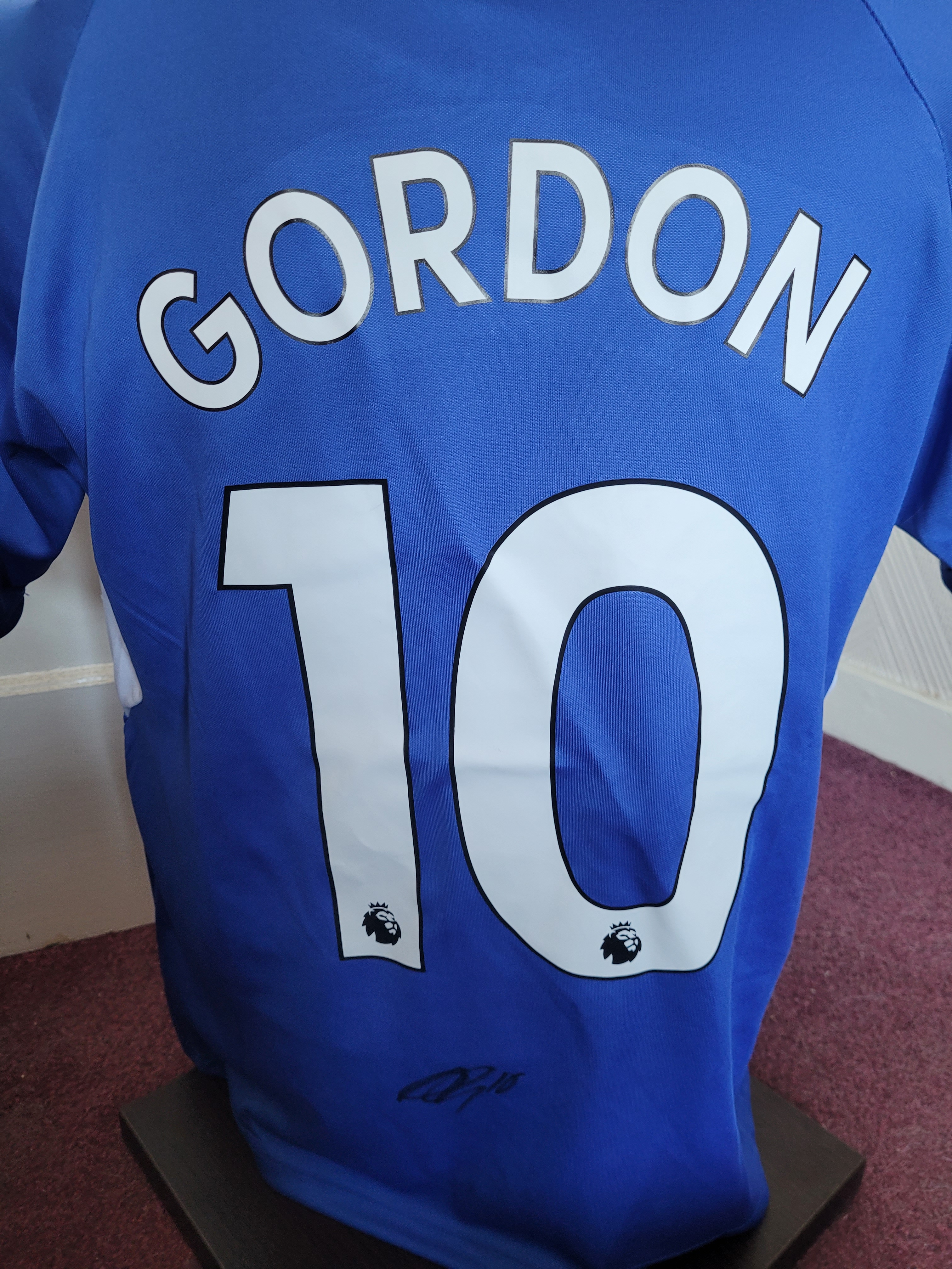 EVERTON REPLICA SHIRT SIGNED BY ANTHONY GORDON - BNWT - Image 2 of 4