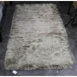 Rectangular grey rug,