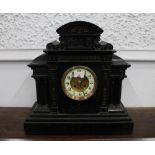 Large Victorian slate mantle clock, +/- 43 cm wide,