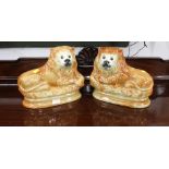 Pair of Staffordshire lions with glass eyes, +/- 30 cm wide,
