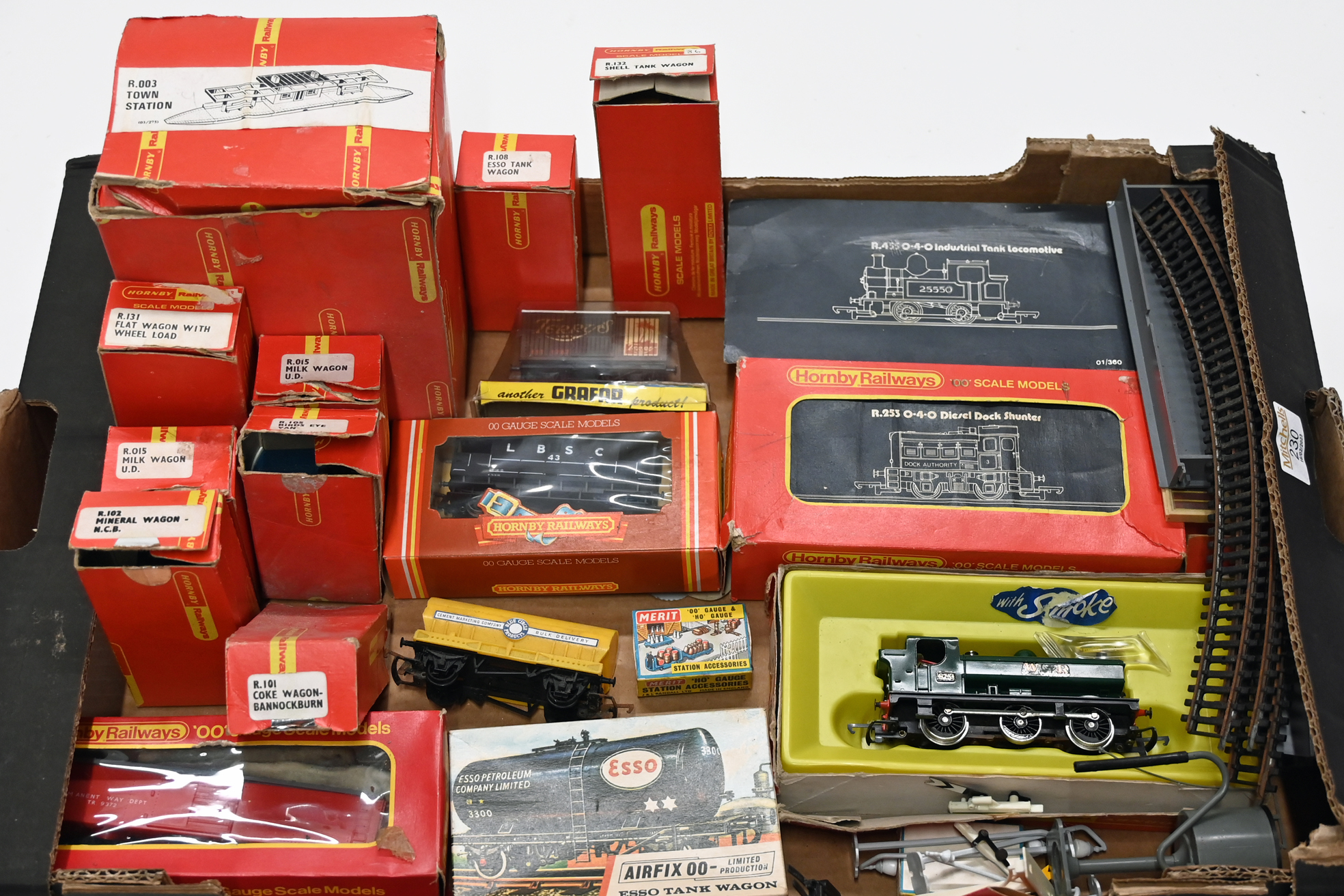 Collection of Hornby 00 gauge model railway accessories, R003 town station, coke wagons, tankers,