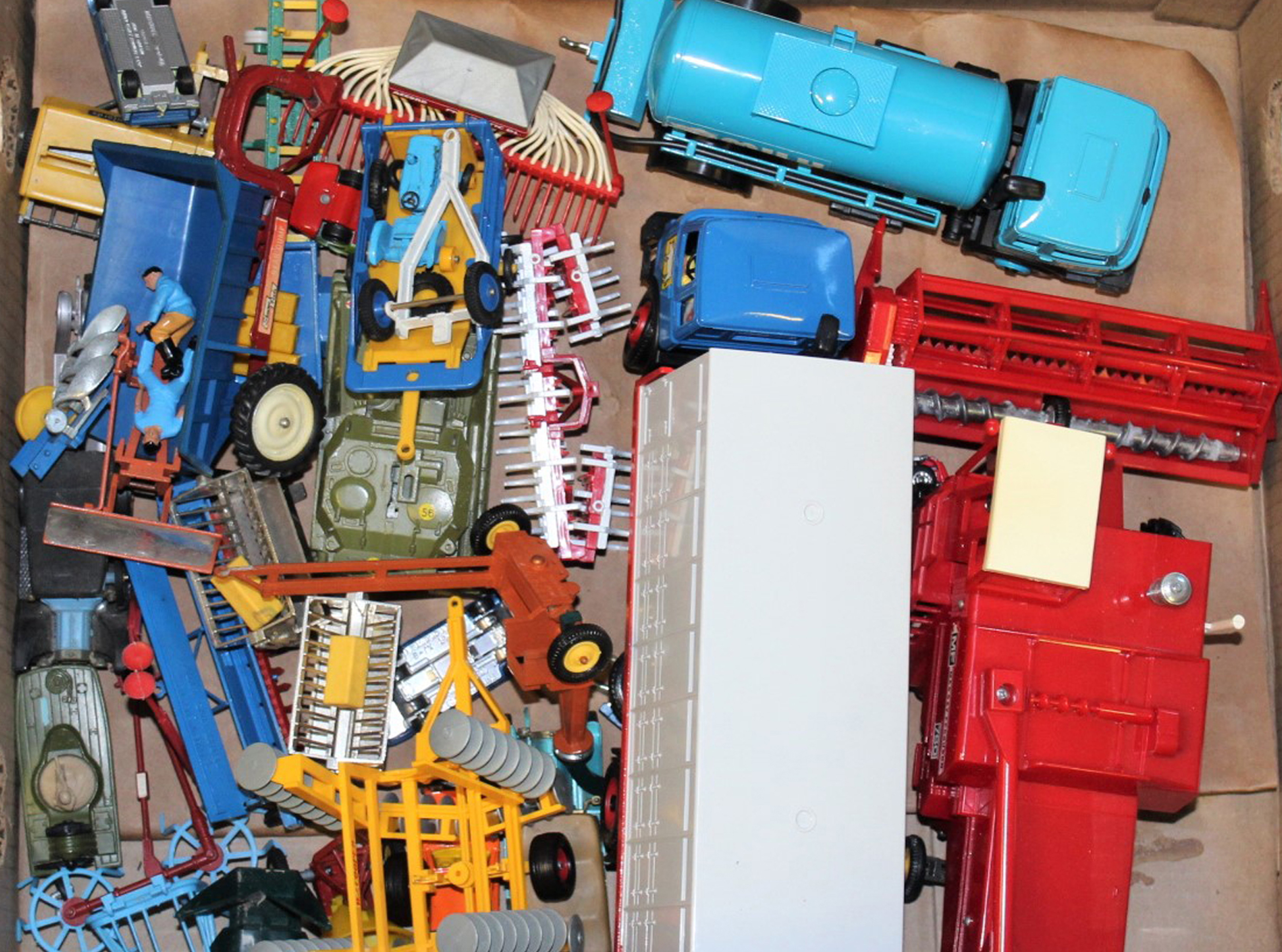 An assorted collection of mixed diecast and plastic models by Britains, Matchbox, and Dinky,