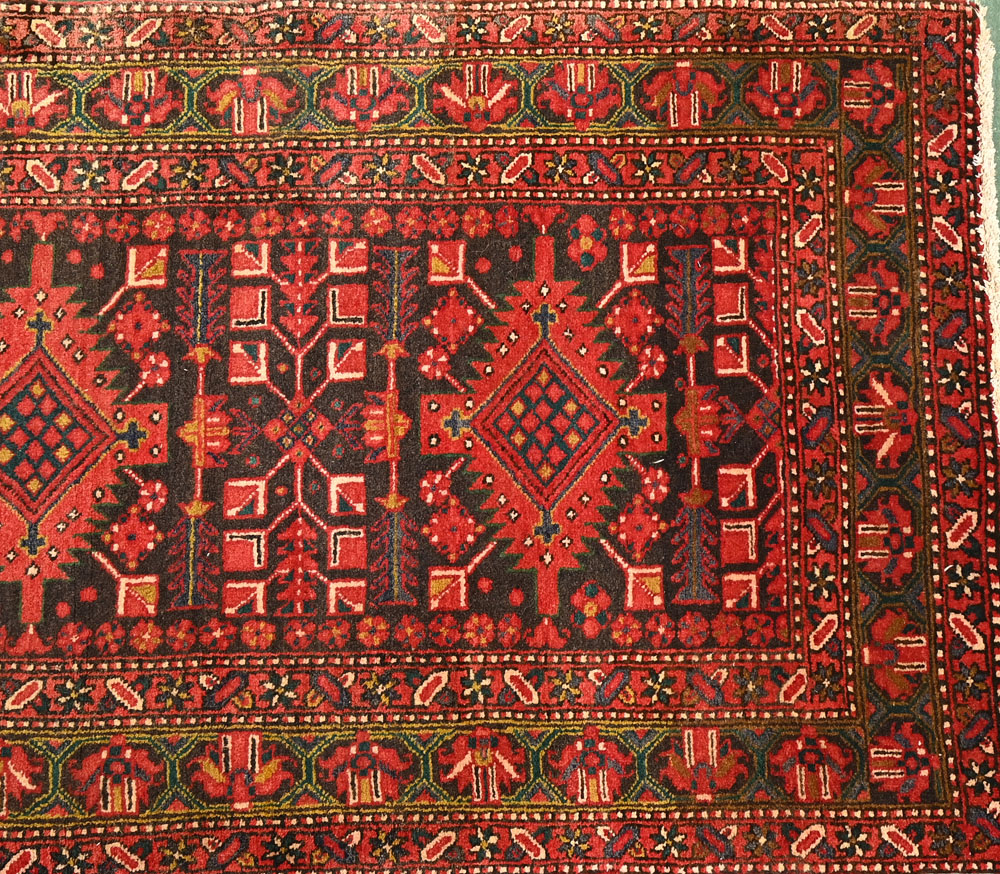 A hand knotted early 20th century Persian Heriz carpet, 4.45 m x 1.10 m (see illustration). - Image 2 of 3