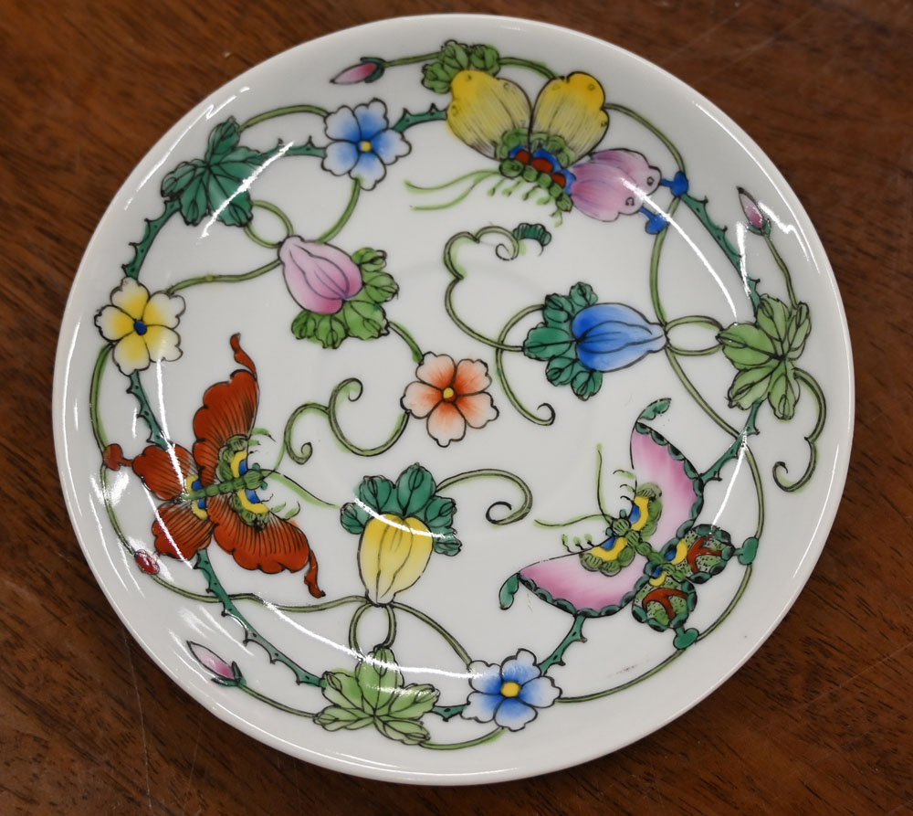 A quantity of Chinese dinnerware, comprising seventeen 25 cm dinner plates, - Image 5 of 9