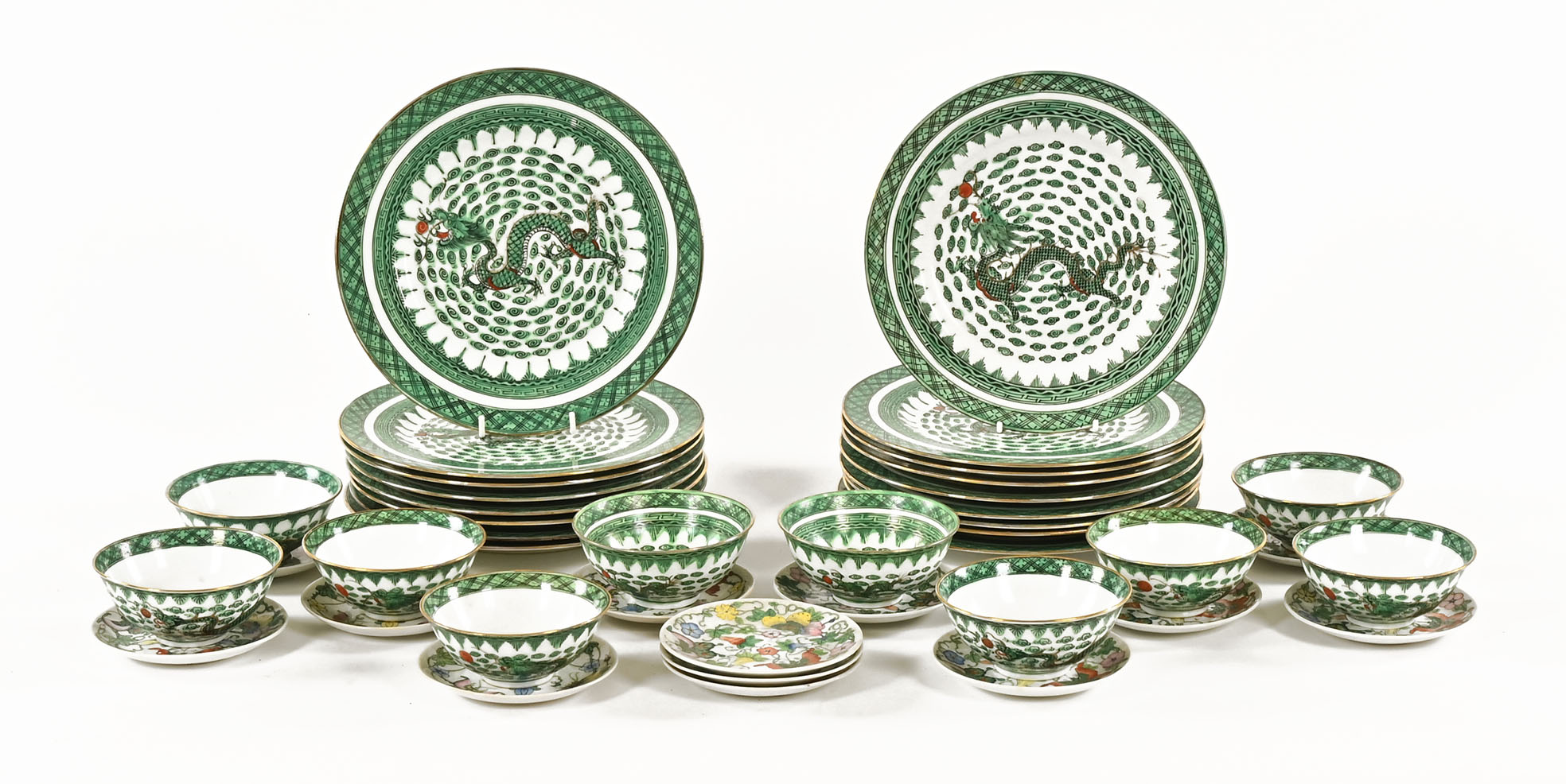A quantity of Chinese dinnerware, comprising seventeen 25 cm dinner plates,