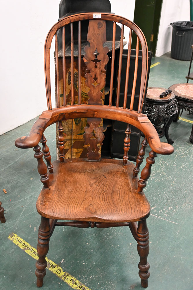 A good matched set of six 19th century yew wood broad arm Windsor chairs, with ash and elm seats. - Image 7 of 7