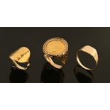 A half sovereign ring 1913, 7.6 grams, 9 ct gold signet ring, 2.