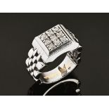 An 18 ct white gold gentleman's ring, set with diamonds weighing +/- .86 carats. Size T.