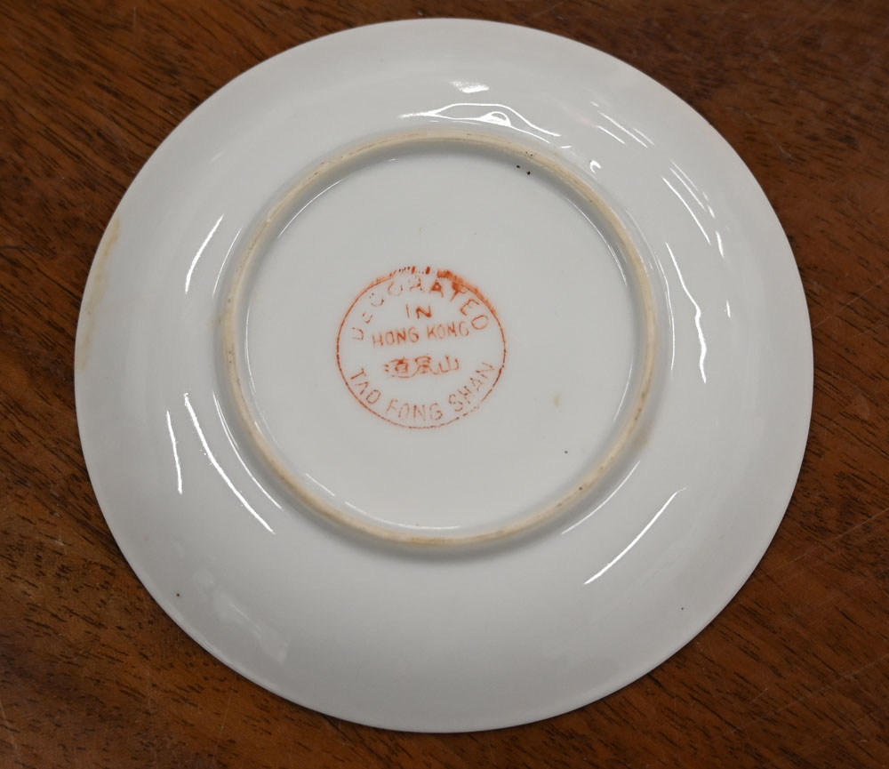 A quantity of Chinese dinnerware, comprising seventeen 25 cm dinner plates, - Image 6 of 9