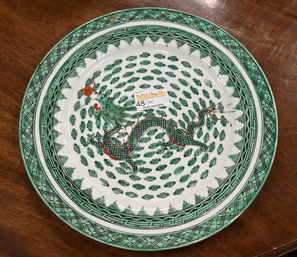 A quantity of Chinese dinnerware, comprising seventeen 25 cm dinner plates, - Image 7 of 9